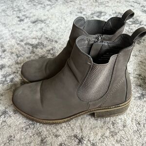 Maurice’s Chelsea boot